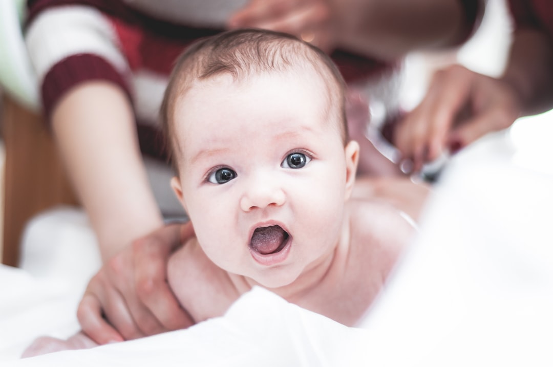 Eltern mit Baby beim Kinderarzt