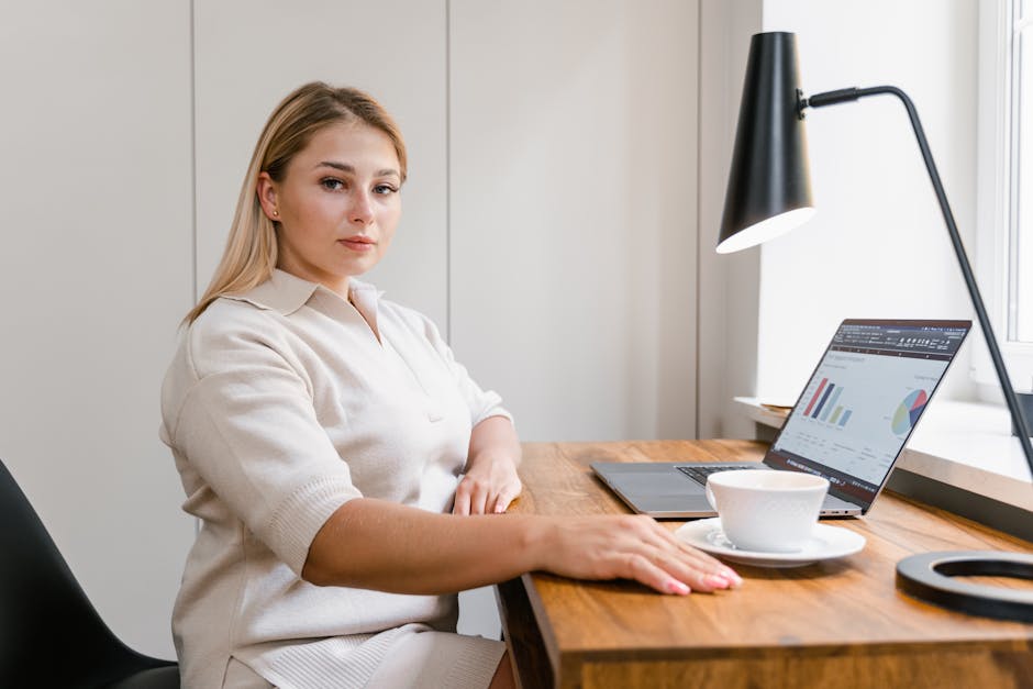 Schwangere Frau am Schreibtisch im Büro