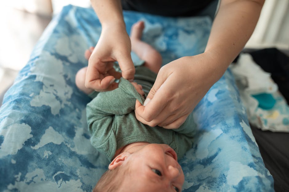 Kinderarzt untersucht Baby bei Vorsorgeuntersuchung