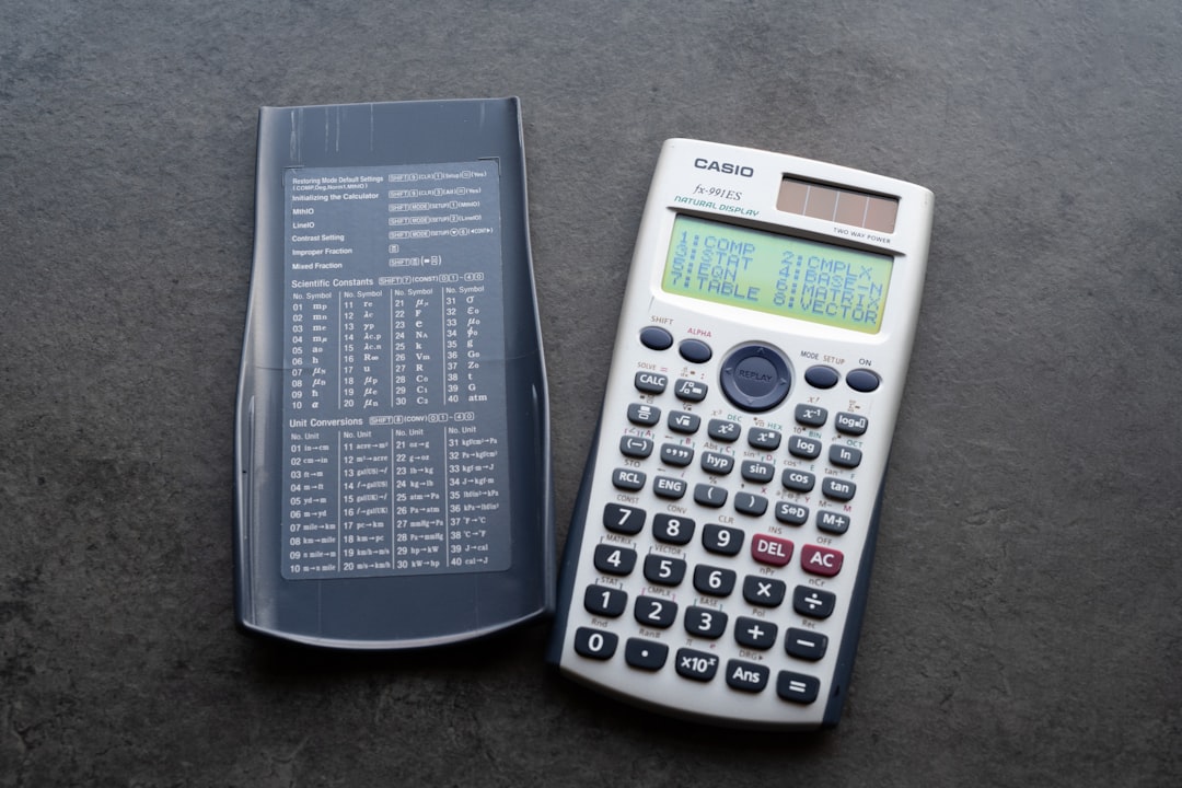 Familie beim Berechnen von Finanzen