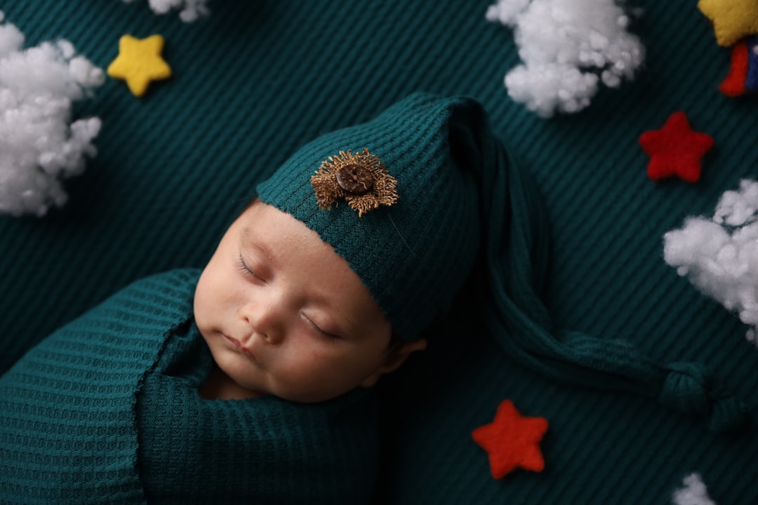 Ein schlafendes Baby in einem gemütlichen Bett