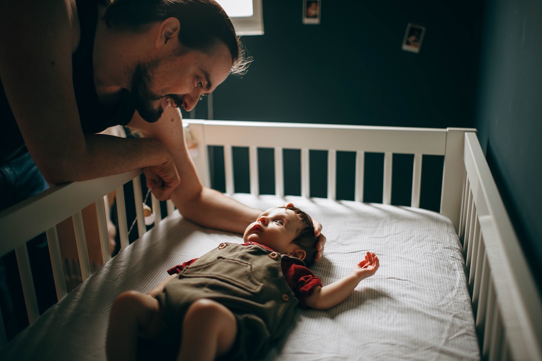 Mutter mit Baby im Bett