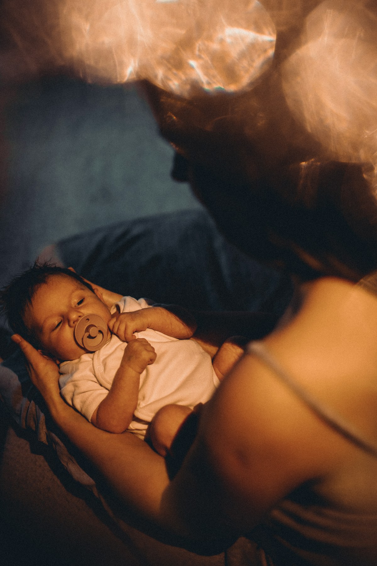 Baby schlafend in warmem Licht