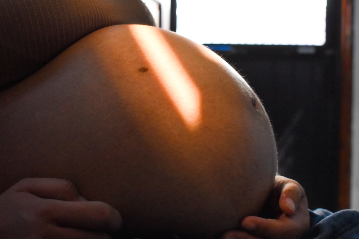 Schwangerschaftsbauch sanftes Licht