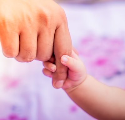 Babyhand hält Finger – Close-up